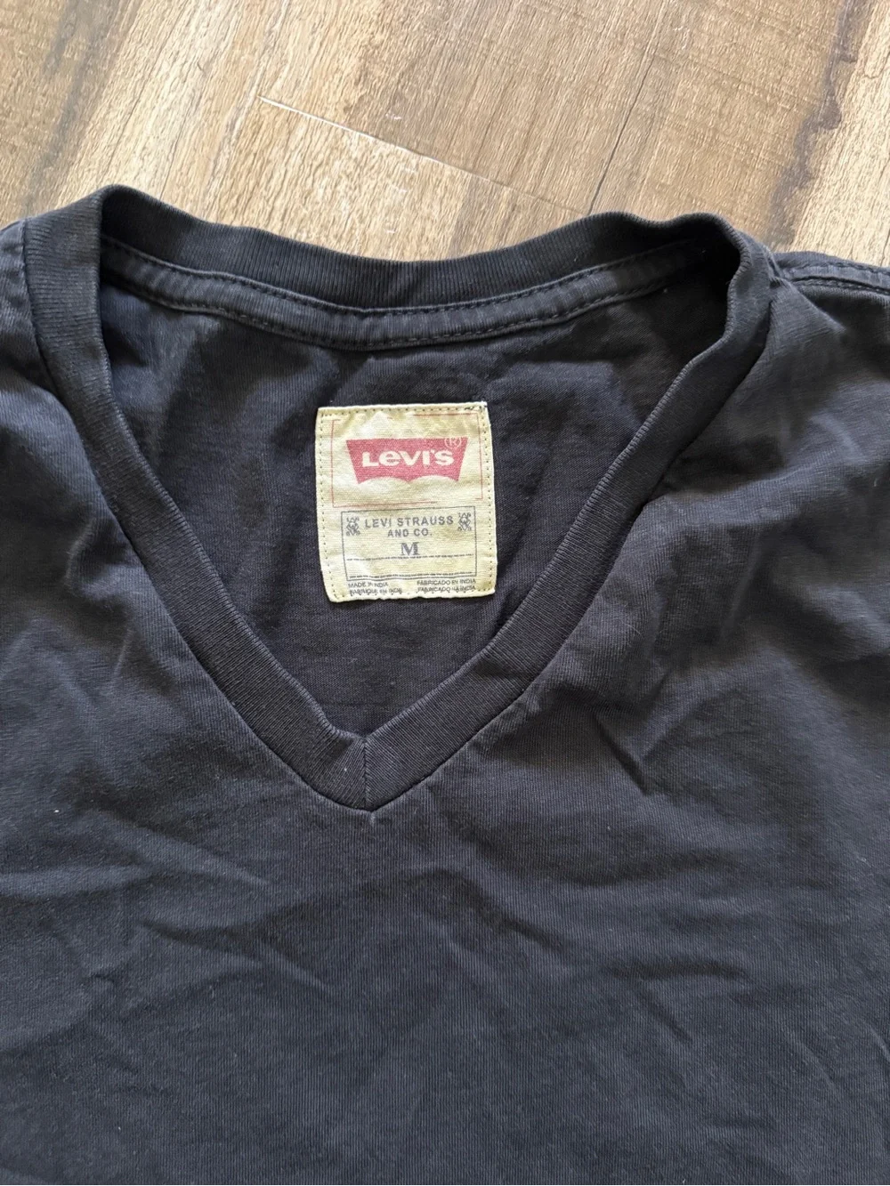 Levi’s Men’s Black V-Neck T-Shirt Logo Patch Size Medium